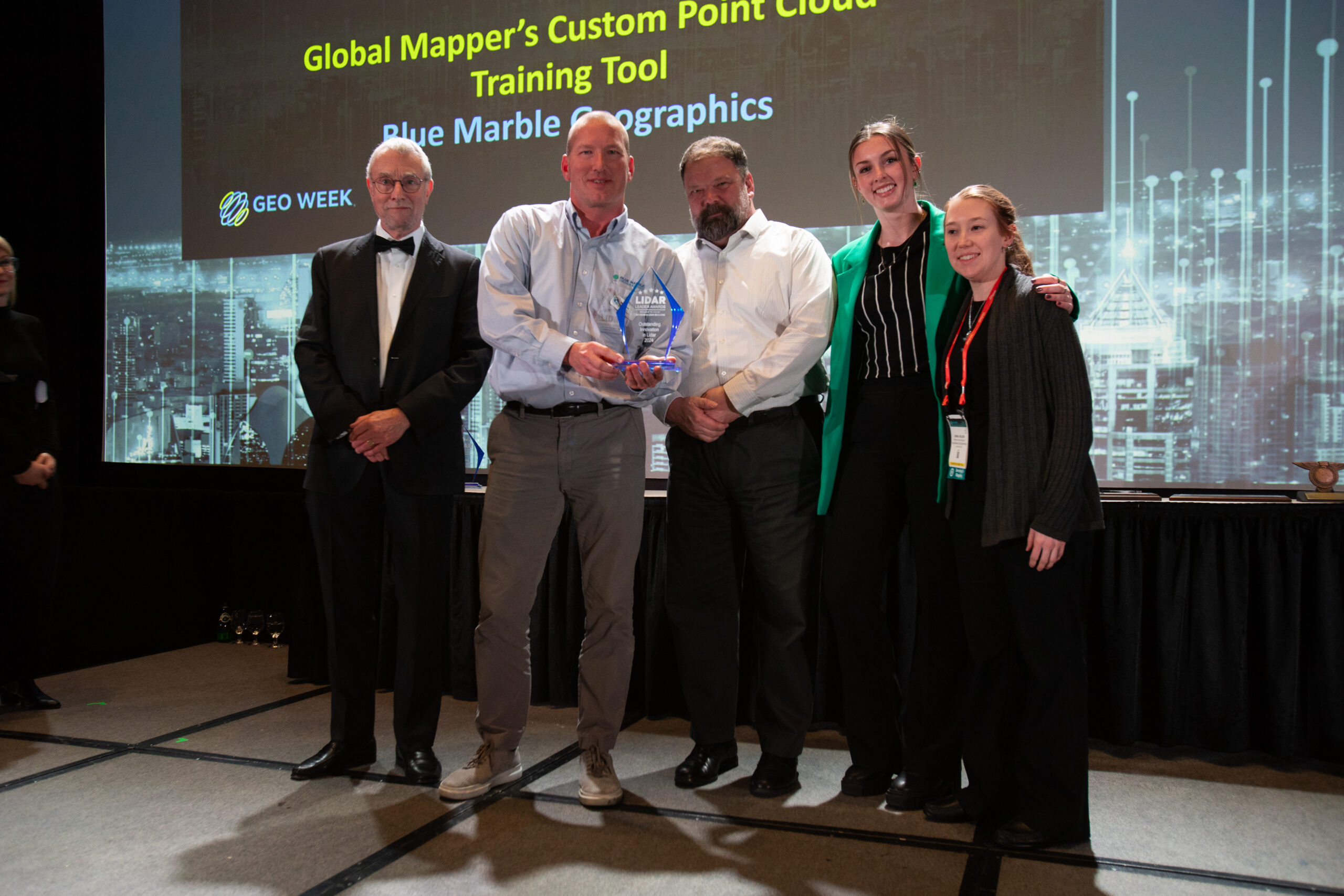 Blue Marble Geographics çalışanları, Geoweek'te 2024 Lidar İnovasyon Ödülü'nü kabul etti.