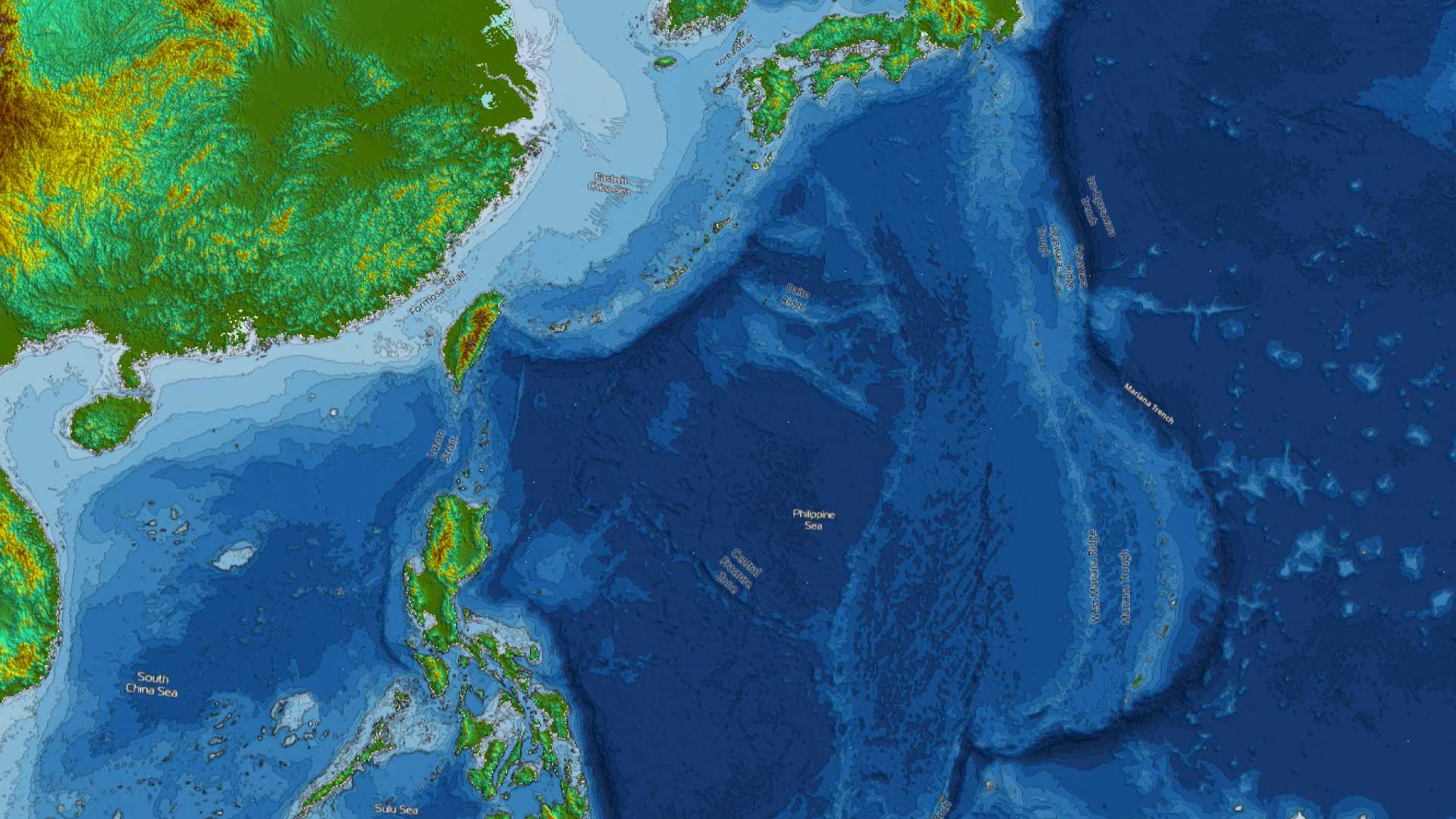 Mapa topográfico de la tierra y el mar cerca de la Fosa de las Marianas. La profundidad del terreno submarino se visualiza en una gama de azules, donde el azul claro representa las profundidades menores y el azul oscuro las mayores. La tierra se visualiza con el sombreador global en Global Mapper. Las elevaciones más bajas se representan en verde, mientras que las más altas se muestran en naranja oscuro. 